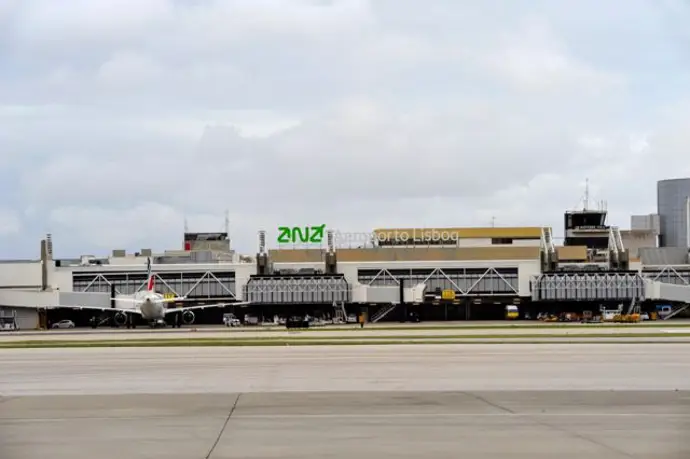 Portugal suspende el control fronterizo europeo en el aeropuerto de Lisboa durante tres meses por largas colas Vestas gana un pe...