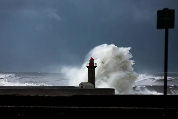 El Gobierno portugués aprueba 2.500 millones en ayudas para afectados por la tormenta 'Kristin' Portugal reconoce que los estrag...