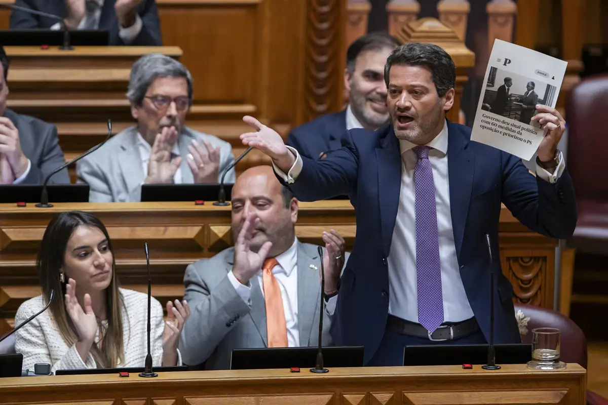 El Parlamento de Portugal rechaza una propuesta de ley ciudadana para luchar contra los crímenes de odio
Rodríguez se reúne con ...