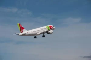 El Gobierno luso recibirá este martes la evaluación de las ofertas de Lufthansa y Air France-KLM por TAP
TAP dispara un 40% sus ...
