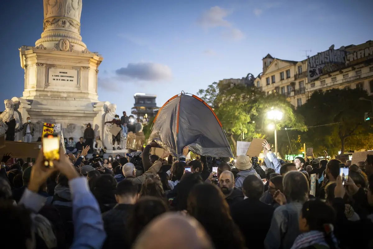 Los manifestantes por la vivienda en Lisboa retiran sus tiendas de campaña pero deciden dormir al raso
El presidente de Portugal...
